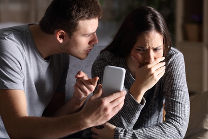 Phát hiện những biểu hiện lạ trong điện thoại của vợ