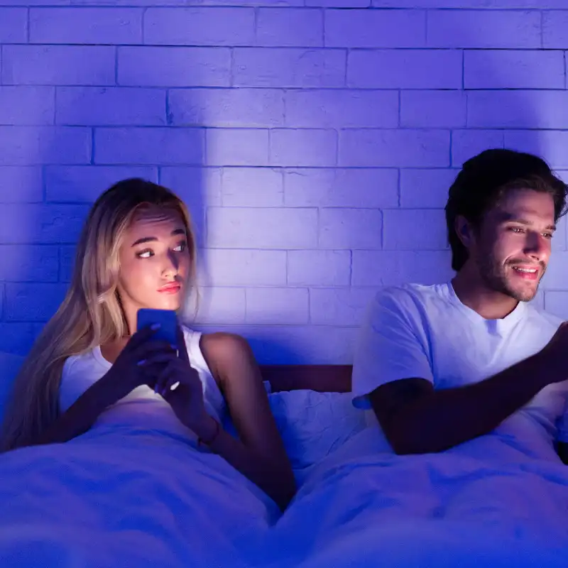 Chồng bảo vệ điện thoại một cách thái quá
