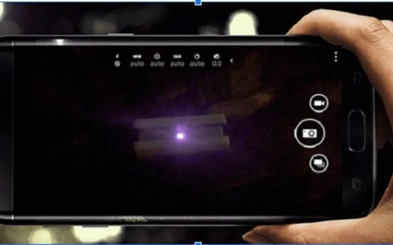Dùng chế độ quay video của điện thoại để dò tìm máy nghe lén trong phòng