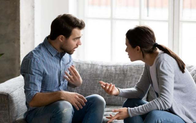 Ghen tuông quá mức sẽ khiến chồng cảm thấy gò bó