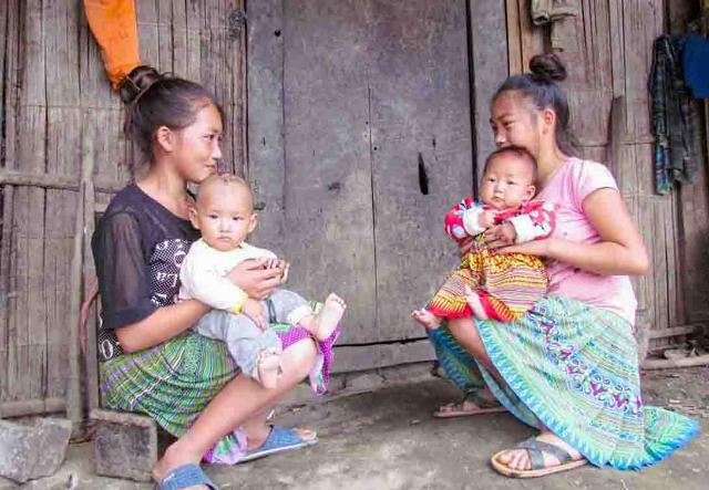 Ảnh hưởng của phong tục, tập quán và áp lực từ cộng đồng là một trong những nguyên nhân khiến tỷ lệ kết hôn sớm ở một số vùng vẫn còn cao