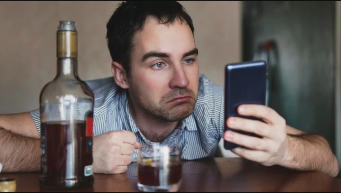 Gọi điện hoặc nhắn tin khi say