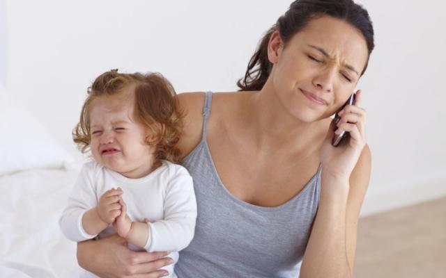 Áp lực tài chính và thiếu kinh nghiệm nuôi dạy con là gánh nặng lớn, làm tăng nguy cơ suy sụp tinh thần và tan vỡ hôn nhân ở người kết hôn sớm